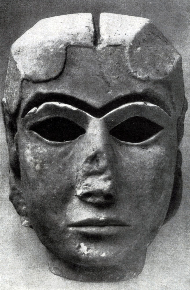 14. Голова богини из белого храма в Уруке. Алебастр. Период Джемдет-Наср. Около 3000 г.тыс. до н. э. Багдад. Иракский музей.