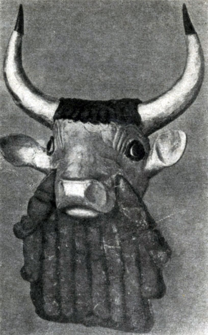 17 а. Голова быка с арфы из царской гробницы в Уре. Золото и лазурит. 26 в. до н. э. Филадельфия. Университет.