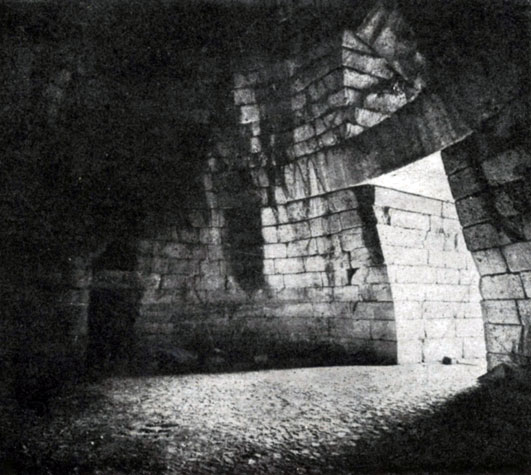 110 6. Купольная гробница (так называемая Сокровищница Атрея) в Микенах. 14 в. до н. э.