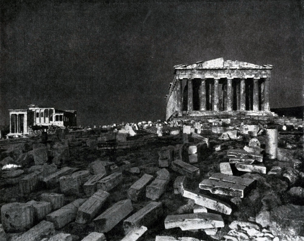 164. Площадь на Акрополе перед Парфеноном (направо) и Эрехтейоном (налево).