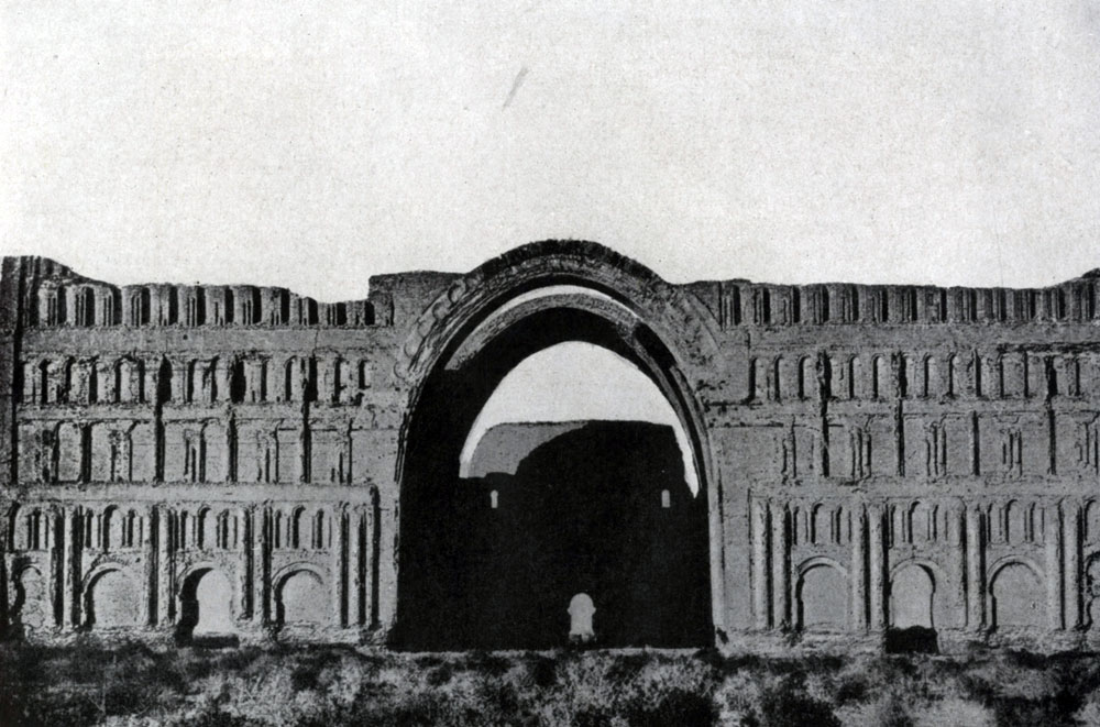 338. Дворец в Ктесифоне. 3—6 вв. н. э. Общий вид фасада в конце 19 в.