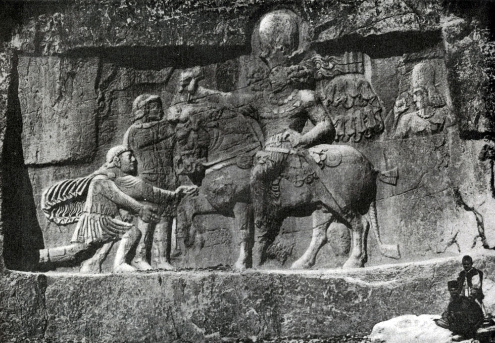 340. Триумф Шапура I над Валерианом. Наскальный рельеф в Накш-и-Рустеме 3 в. н. э. 
