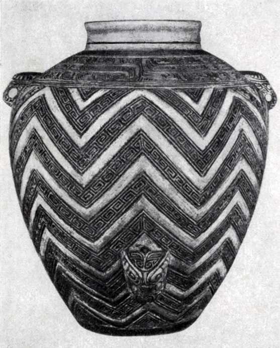 378 а. Белый керамический сосуд из Аньяна. Период Шан (Инь). 2 тыс. до н. э. Вашингтон. 