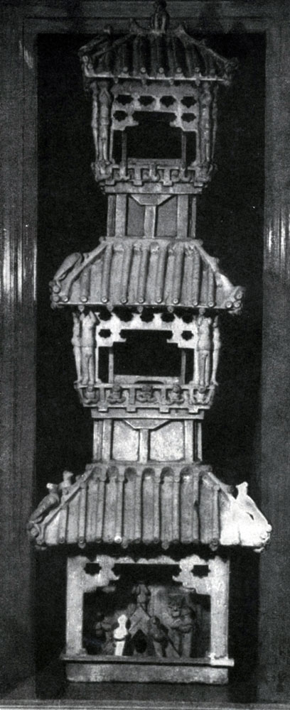 386. Керамическая модель башни. Период Хань. 3 в. до н. э. — 3 в. н. э. Пекин. Исторический музей.
