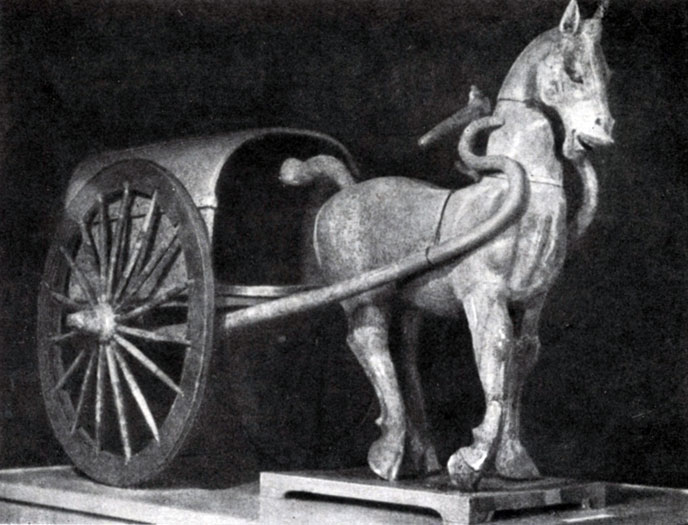 393 6. Конь с повозкой. Терракота. Период Хань. 3 в. до н. э. — 3 в. н. э. Пекин. Исторический музей.