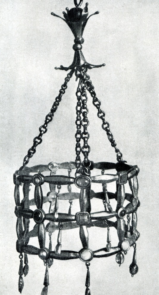 156.  Вестготская вотивная корона.  Из клада, найденного в Гварразаре близ Толедо. 7  в. Париж, Музей Клюни.