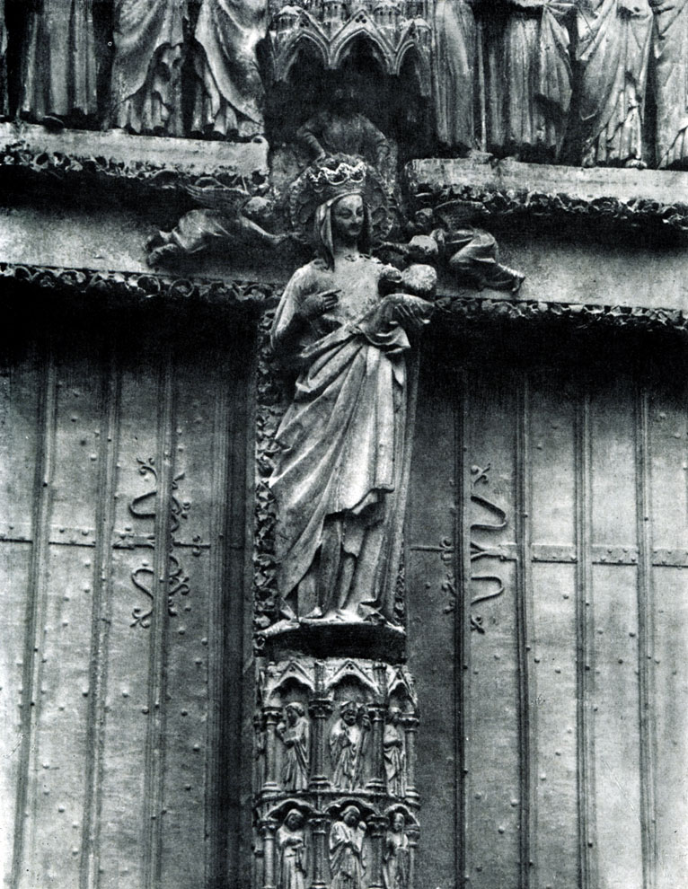 230.  «Золоченая  Мадонна».   Статуя  собора  в Амьене. Портал Марии; южный фасад трансепта. Около 1270 г.