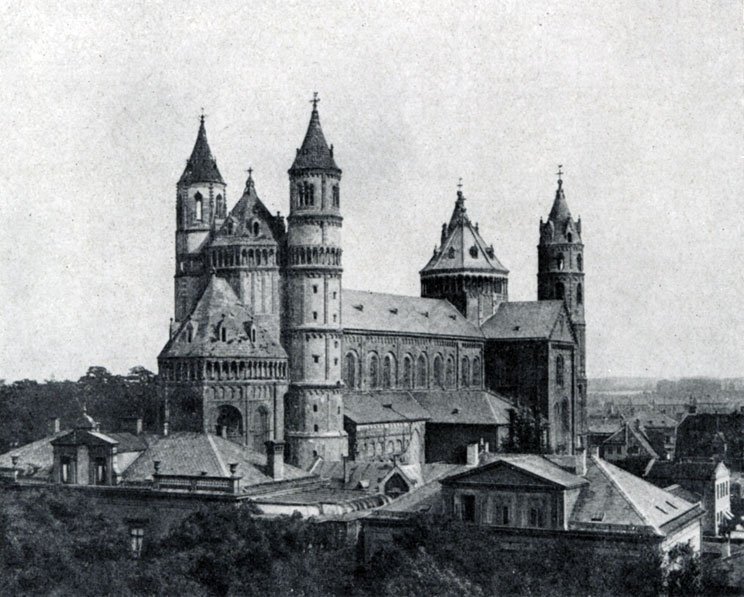 244  а. Собор св. Петра в Вормсе.  Строительство начато после 1171 г., завершено в основном к 1234 г. Общий вид с юго-запада.