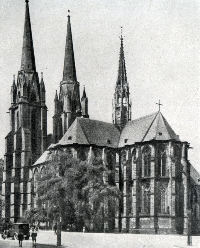 280 б. Церковь Елизаветы в Марбурге. Начата в 1235 г., башни закончены в 1-й половине 14 в. Вид с юго-востока.
