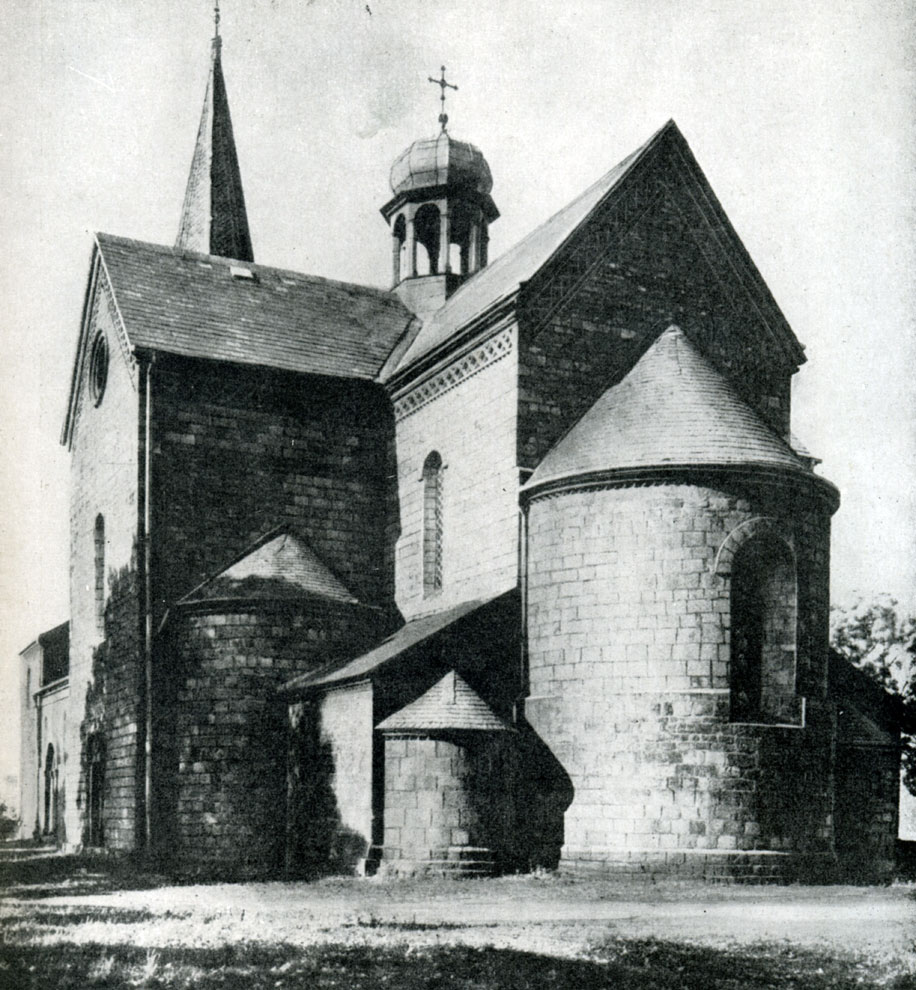 383.  Собор св. Петра и св. Павла в Крушвице.12 в.; башня - 16 в. Вид с юго-востока.