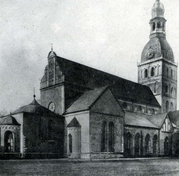 406 а. Домская церковь в Риге. Начата в 1211 г., завершена в основном в середине 13 в. Общий вид с северо-востока.