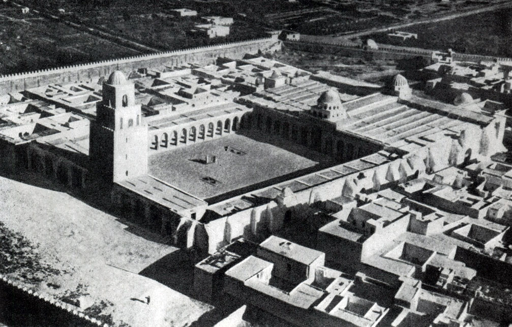  21 а. Мечеть Сиди-Укба в Кайруане. Основана в конце 7 в. Перестраивалась в основном в 9 в. Общий вид. Аэрофотосъемка. 