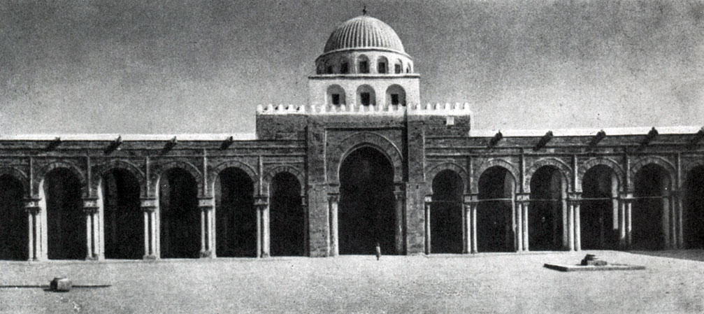  21 б. Мечеть Сиди-Укба в Кайруане. Аркада юго-восточной стороны двора. 