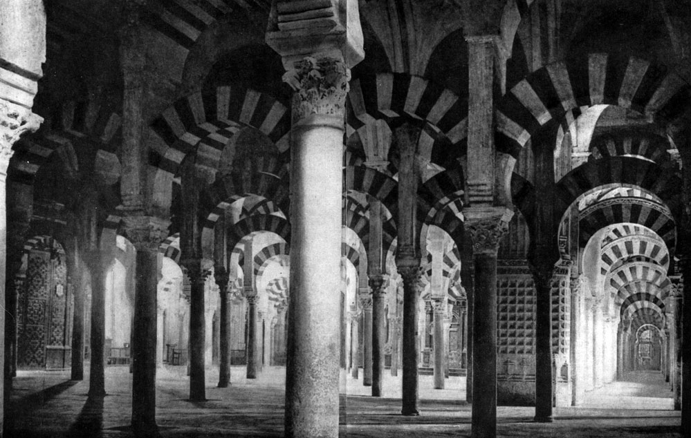  22-23. Мечеть Омейядов в Кордове. Основана в 785 г. Расширялась и достраивалась в 9 и 10 вв. Внутренний вид. 