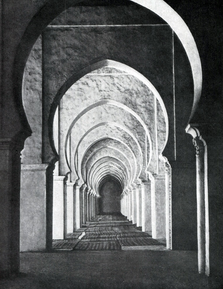  26. Мечеть Кутубийя в Марракеше. Основана в 12 в. Внутренний вид. 