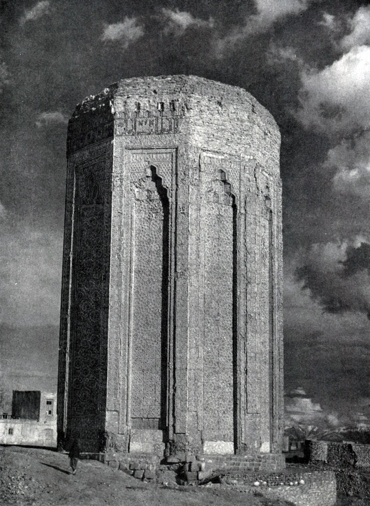  63. Аджеми ибн Абу Бекр. Мавзолей Момине-хатун в Нахичевани. 1186 г. 