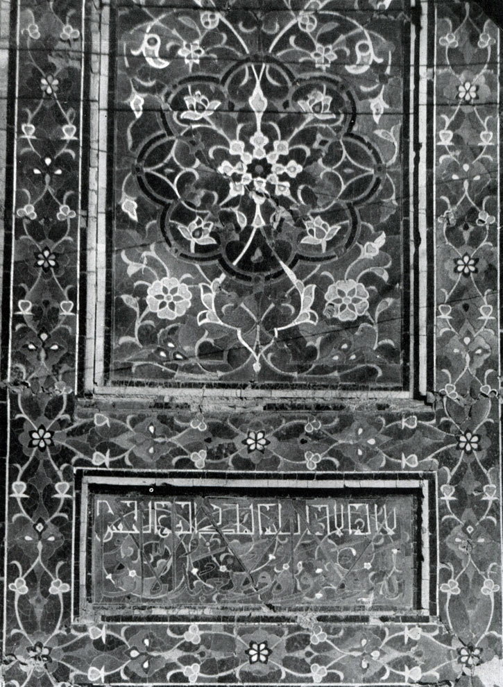  88. Медресе Улугбека в Самарканде. Окончено в 1420 г. Фрагмент мозаичного панно. 
