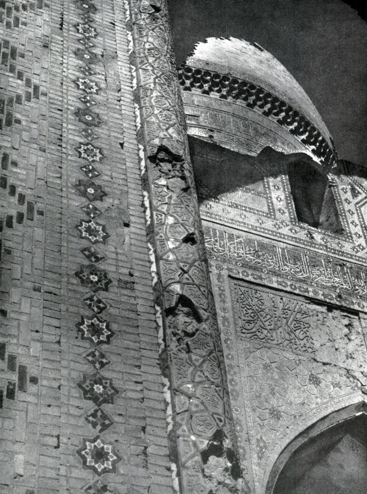  89. Мечеть Биби-ханым в Самарканде. 1399-1404 гг. Фрагмент главного здания. 