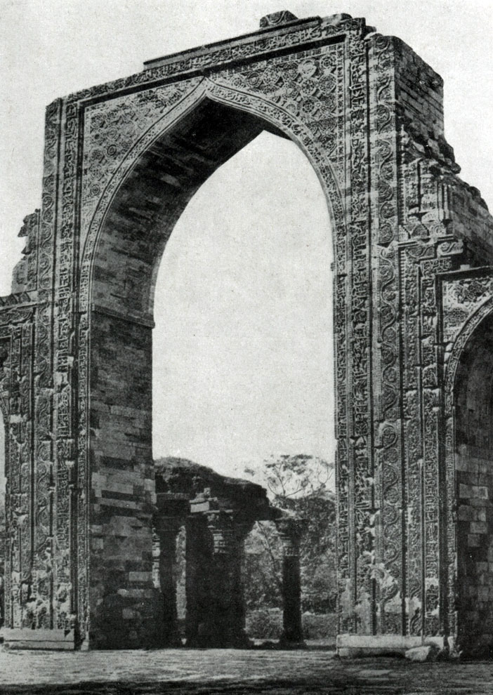  139. Мечеть Куват ул-Ислам в Дели. Главная арка фасада. 1193-1200 гг. 