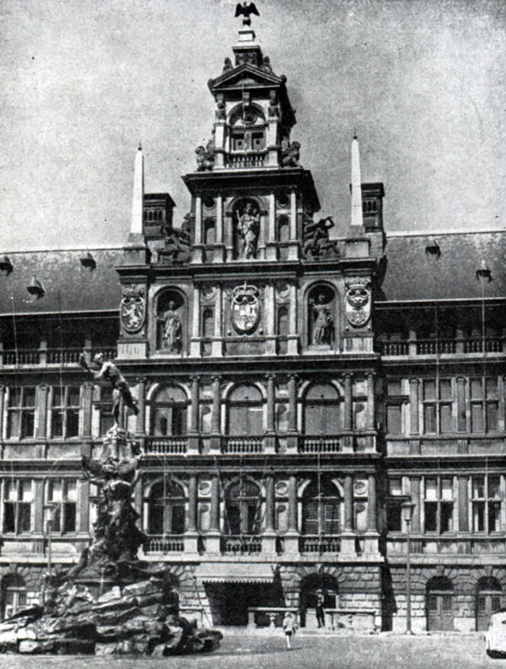 илл.243а Корнелис Флорис (де Вриендт). Ратуша в Антверпене. 1560- 1564 гг. Центральная часть фасада.