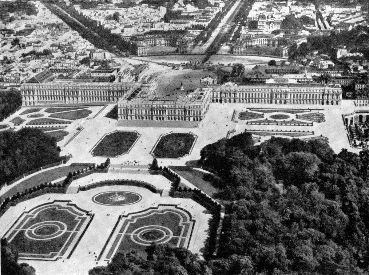 Версаль. Вид на Королевский дворец и парк с запада. Архитекторы Луи Лево, Жюль Ардуэн-Мансар, Андре Ленотр. Аэрофотосъемка.