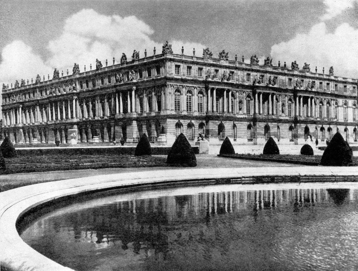Луи Лево, Жюль Ардуэн-Мансар. Королевский дворец в Версале. Начат в 1668 г. Центральная часть паркового фасада. Вид с юго-запада. 