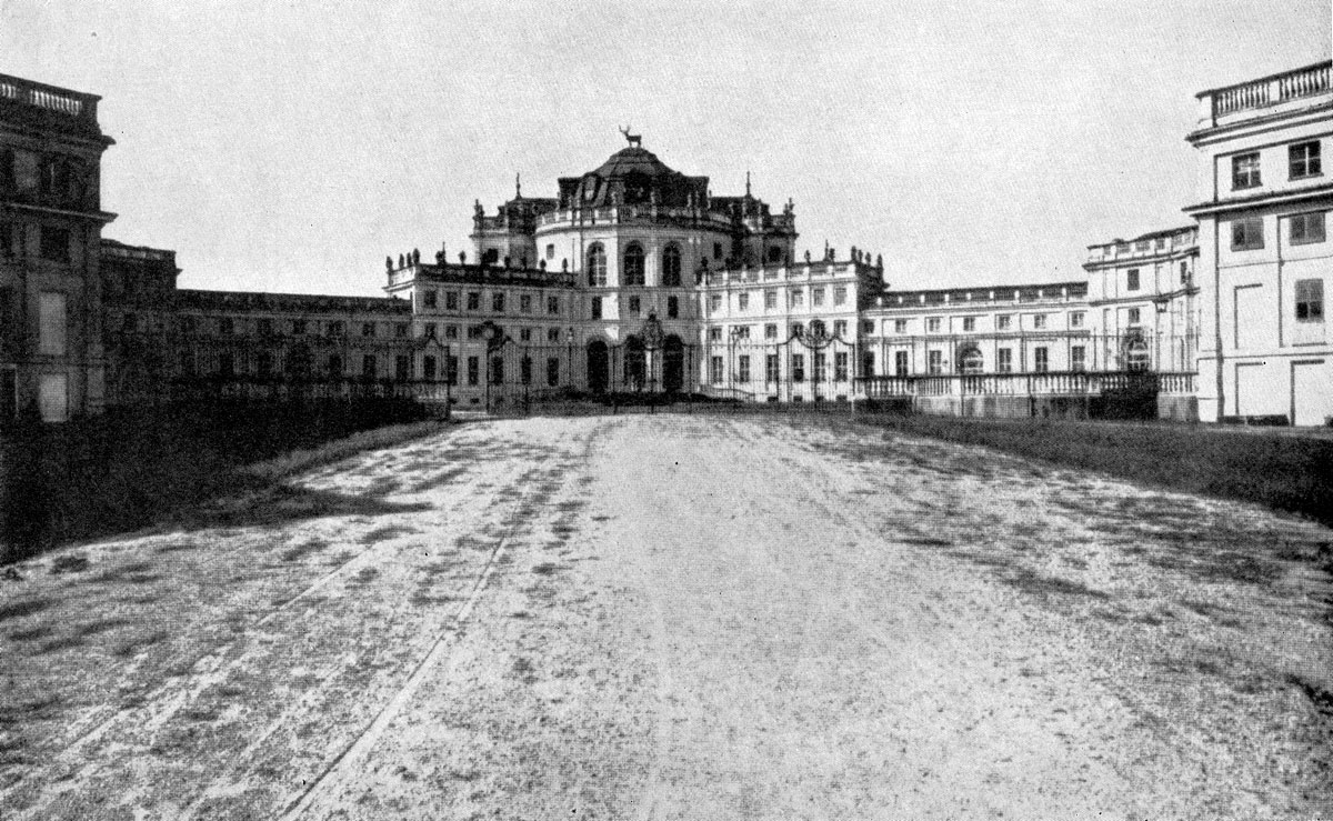 Филиппо Ювара. Охотничий замок в Ступиниджи близ Турина. 1729- 1734 гг. Главный корпус.