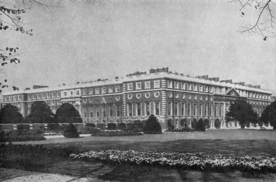 Кристофер Рен. Парковый фасад дворца Хемптон-корт в Лондоне. 1689- 1694 гг. 