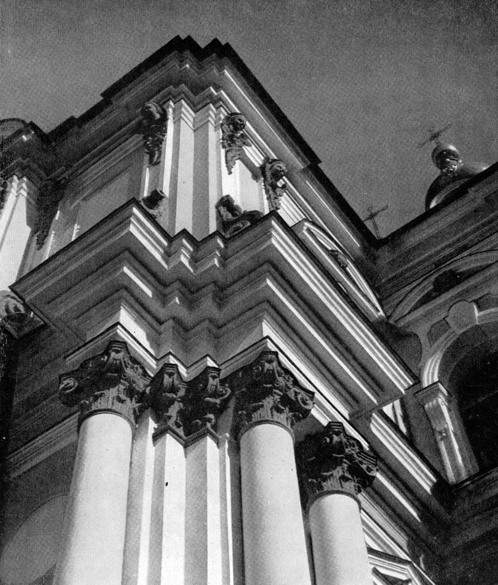 В. В. Растрелли. Собор Смольного монастыря в Ленинграде. Фрагмент западного фасада.