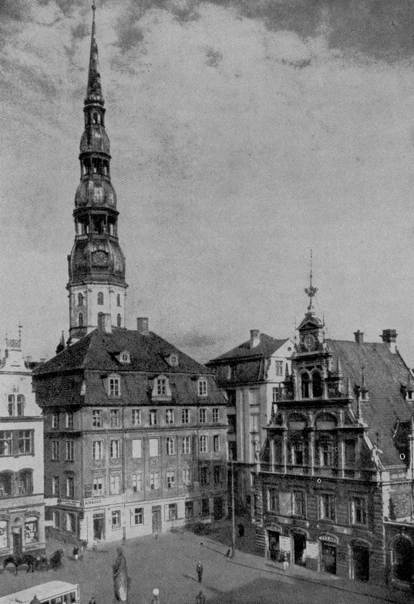 Ратушная площадь в Риге. Справа Дом Черноголовых (фасад 1620-х гг.); на втором плане - башня церкви св. Петра (1743-1746); не сохранились.