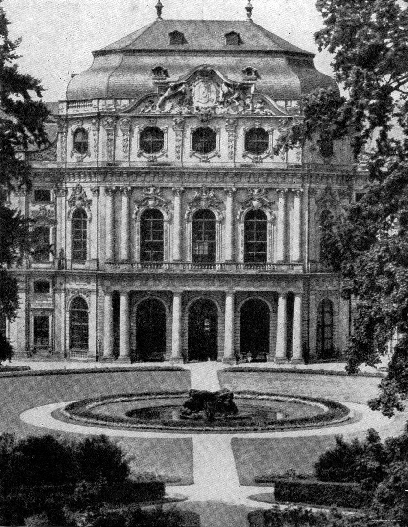 Бальтазар Нейман. Епископский дворец (Резиденция) в Вюрцбурге. 1719-1744 гг. Центральная часть паркового фасада.
