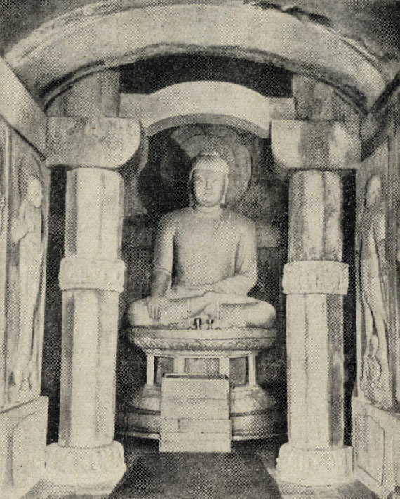 Рис. 11. сидящий Будда. Вид от главного входа. Гранит. Пещерный храм Соккурам. Середина VIII в.