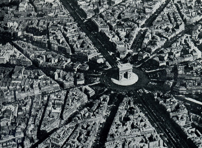 Жан Франсуа Шальгрен. Триумфальная арка на площади Этуаль в Париже. 1806—1836 гг. 12 лучей-улиц, пробиты в 1860-х гг. Аэрофотосъемка.