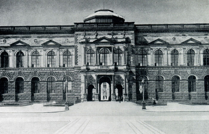 Готфрид Земпер. Картинная галлерея в Дрездене. 1847—1856 гг. Северный фасад. (Строительство заканчивал М. Xепель.)
