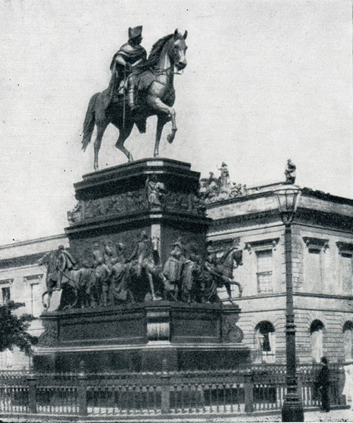 Кристиан Даниэль Раух. Памятник Фридриху II. Бронза. 1839— 1851 гг. Первоначально на Унтер-ден-Линден в Берлине, ныне в парке Сан-Суси, Потсдам.