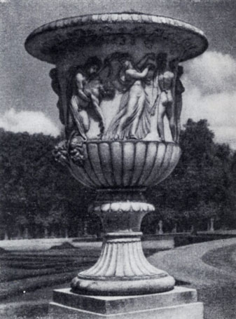 Антуан Куазевокс. Ваза Войны в парке Версаля. 1680-е гг