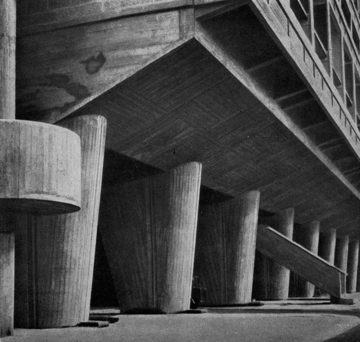 Ле Корбюзье. Жилой дом в Марселе. 1947—1952 гг. Железобетонные опоры нижнего этажа.