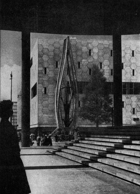 Марсель Брейер. Универмаг Беенкорф в Роттердаме. 1957 г. Перед зданием композиция Наума Габо.