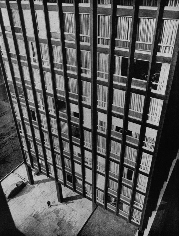 Людвиг Мис ван дер Роэ. Жилой дом на Лэйк Шор Драйв в Чикаго. 1957 г. Фрагмент фасада.