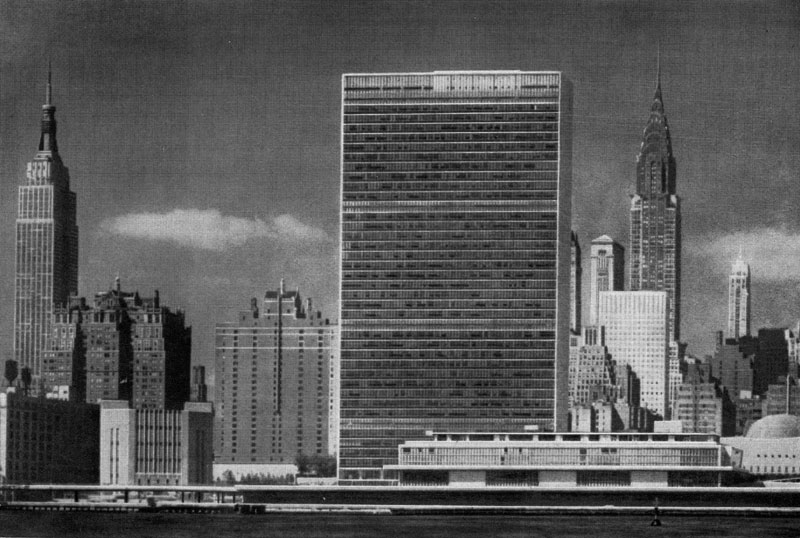Уоллес Киркмен Гаррисон и др. (использован эскиз проекта Ле Корбюзье). Здание ООН в Нью-Йорке. 1947—1950 гг.. Общий вид на фоне застройки Манхеттена.