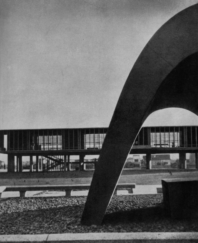 Кендзо Танге. Парк Мира в Хироситме. Фрагмент ансамбля. 1951—1952 гг. На первом плане памятник жертвам атомной бомбардировки.