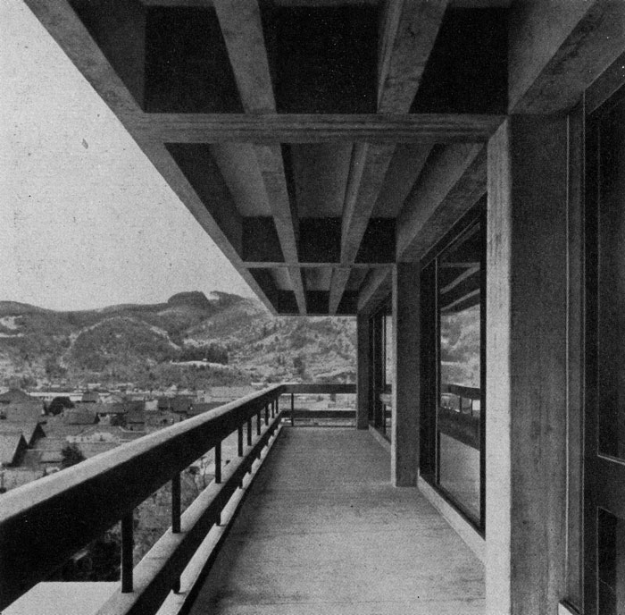 Кендзо Танге. Муниципалитет в Кураёси. 1956 г. Терраса.