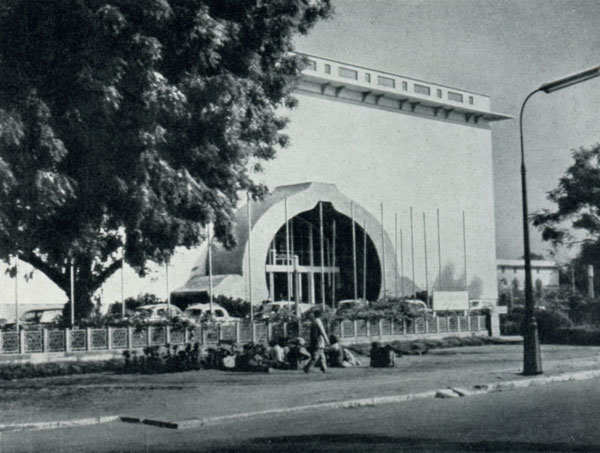 Зал конгрессов (Вигиан Бхаван) в Дели. Начало 1960-х гг.