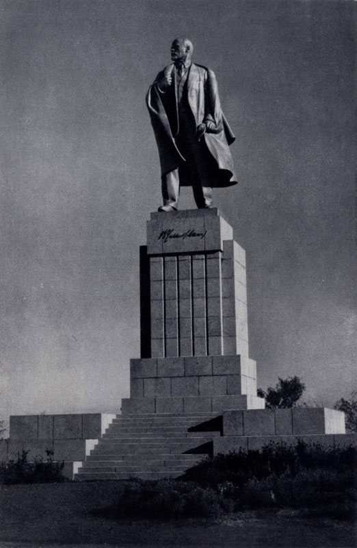 М. Г. Манизер. Памятник В. И. Ленину в Ульяновске. Бронза, гранит. 1940 г. 