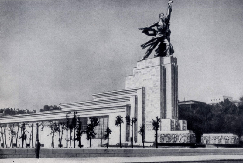 Б. М. Иофан. Советский павильон на Всемирной выставке в Париже. 1937 г. Скульптурная группа В. И. Мухиной