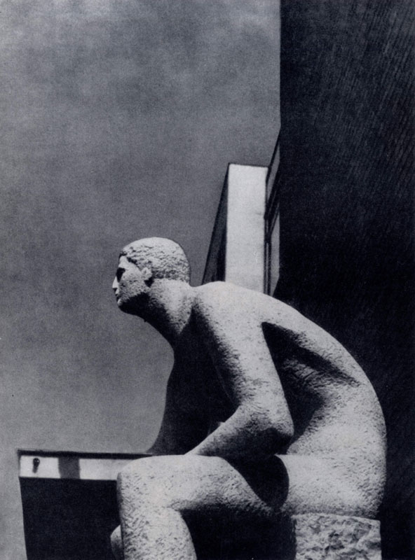 Я. Коньорчик. Сидящий рабочий. Скульптура перед зданием Районного комитета партии в Будапеште. Камень. 1964 — 1965 гг