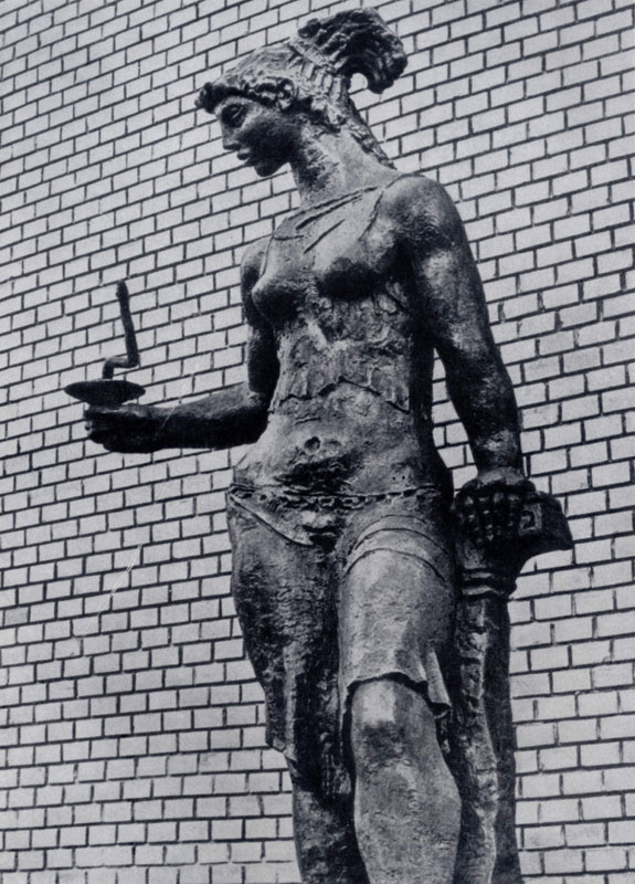 Й. Кереньи. Статуя перед зданием Фармацевтического центра в Веспреме. Бронза. 1960-е гг