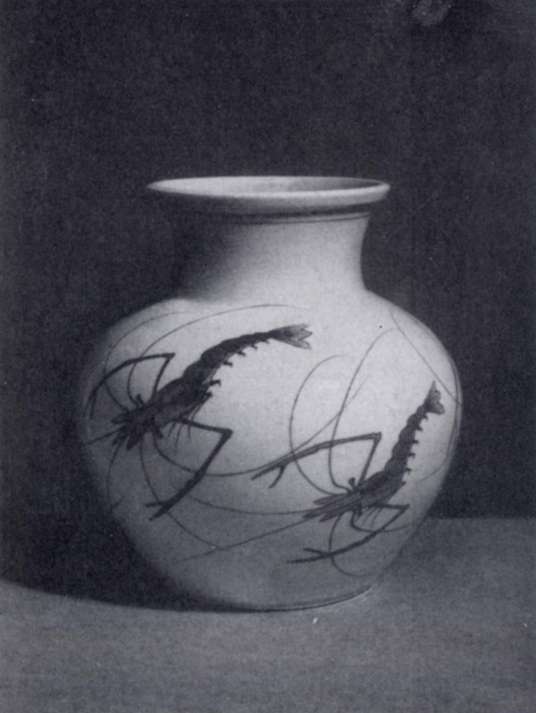 Мэй Цзянь-ин. Ваза с изображением креветок. Фарфор. 1954 г