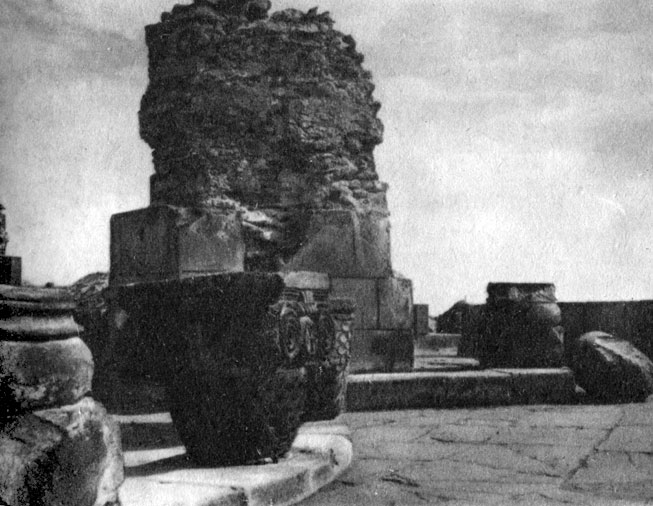 Развалины храма Звартноц близ Эчмиадзина. Середина VII в.