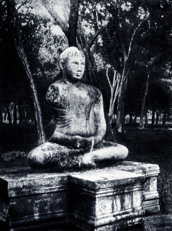 Рис. 27. Статуя Будды из Абхаягири в Анурадхапуре. I в.